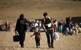 Réfugiés de retour en Syrie après l'entrée en vigueur d'un cessez-le-feu, près de Nasib, à la frontière syro-jordanienne, le 22 août 2017. (Crédit : Mohamad Abazeed/AFP)