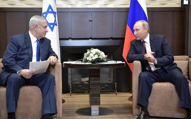 Le Premier ministre Benjamin Netanyahu, à gauche, et le président russe Vladimir Poutine à la résidence d'Etat Bocharov Ruchei de Sotchi, le 23 août 2017. (Crédit : Alexey Nikolsky/Sputnik/AFP) Le Premier ministre Benjamin Netanyahu, à gauche, et le président russe Vladimir Poutine à la résidence d'Etat Bocharov Ruchei de Sotchi, le 23 août 2017. (Crédit : Alexey Nikolsky/Sputnik/AFP)