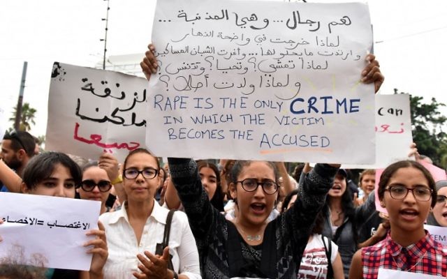 Manifestation contre les violences sexuelles faites aux femmes à Casablanca, au Maroc, le 23 août 2017. (Crédit : STRINGER/AFP)