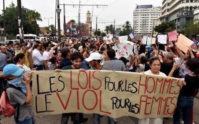 Manifestation contre les violences sexuelles faites aux femmes à Casablanca, au Maroc, le 23 août 2017. (Crédit : STRINGER/AFP)