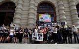 Mobilisation de soutien à Loup Bureau, journaliste français détenu en Turquie et libéré depuis, devant la mairie du 4e arrondissement de Paris, le 23 août 2017. (Crédit : Thomas Samson/AFP)