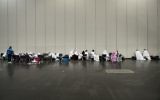 Les victimes des inondations réfugiées au centre de conférences George R. Brown suite à l'ouragan  Harvey, à Houston, au Texas, le  28 août 2017. (Crédit : Brendan Smialowski/AFP)
