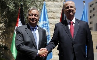 Le secrétaire-général des Nations unies Antonio Guterres, à gauche, et le Premier ministre de l'Autorité palestinienne Rami Hamdallah, à droite, dans la ville de Ramallah, en Cisjordanie, le 29 août 2017 (Crédit : Abbas Momani/AFP PHOTO)