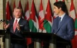 Le roi Abdallah II de Jordanie, à gauche, pendant une conférence de presse commune avec le Premier ministre canadien Justin Trudeau, à Ottawa, le 29 août 2017. (Crédit : Lars Hagberg/AFP)