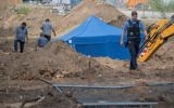 Un policier devant la tente bleue recouvrant une bombe britannique de la Seconde Guerre mondiale, retrouvée pendant des travaux à Francfort, le 30 août 2017. (Crédit : Boris Roessler/Germany OUT/dpa/AFP)