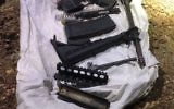 Les pièces d'un fusil M-16 trouvées par l'armée israélienne durant des opérations en Cisjordanie, le 28 août 2017. (Crédit : armée israélienne)