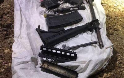 Les pièces d'un fusil M-16 trouvées par l'armée israélienne durant des opérations en Cisjordanie, le 28 août 2017. (Crédit : armée israélienne)