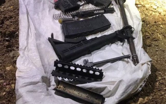Les pièces d'un fusil M-16 trouvées par l'armée israélienne durant des opérations en Cisjordanie, le 28 août 2017. (Crédit : armée israélienne)