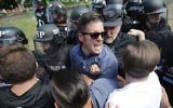 Le nationaliste blanc Richard Spencer, au centre, et ses partisans lors d'un affrontement contre la police de Virginie pendant un rassemblement d'extrême-droite à Charlottesville, le 12 août 2017. (Crédit : Chip Somodevilla/Getty Images/AFP)