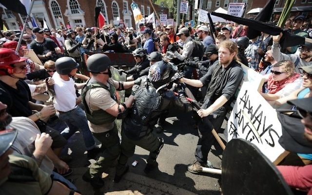 Affrontement entre néonazis et contre-manifestants à Charlottesville, en Virginie, le 12 août 2017. (Crédit : Chip Somodevilla/Getty Images/AFP) Affrontement entre néonazis et contre-manifestants à Charlottesville, en Virginie, le 12 août 2017. (Crédit : Chip Somodevilla/Getty Images/AFP)