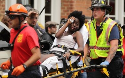 Secouristes sur les lieux d'une attaque à la voiture bélier contre des manifestants anti-racistes à Charlottesville, en Virginie, le 12 août 2017. (Crédit : Chip Somodevilla/Getty Images/AFP)