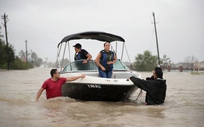 Des gens secourus d'un quartier inondé après les pluies torrentielles entraînées par l'ouragan  Harvey, à Houston, au Texas, le 28 août  2017. (Crédit : Scott Olson/Getty Images/AFP)
