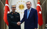 Le chef d'état-major iranien, Mohammad Bagheri, et le président turc Recep Tayyip Erdogan au palais présidentiel d'Ankara, le 16 août 2017. (Crédit : présidence turque)