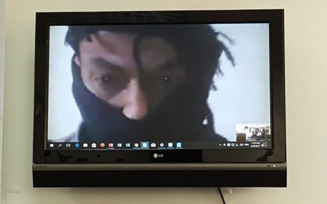 Un commandant rebelle syrien, connu uniquement sous son nom de guerer, Abu Hamad, parle aux journalistes à Jérusalem depuis la Syrie via Skype, le 23 août 2017. (Crédit : MediaCentral)