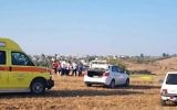 Policiers et secouristes sur les lieux de la découverte du corps d'un homme tué dans un accident de parapente, en Basse Galilée, le 12 août 2017. (Crédit :  Magen David Adom)
