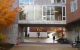 Un dortoir de l'université Brandeis, Waltham, Massachusetts (Crédit : John Phelan / Wikimedia Commons)