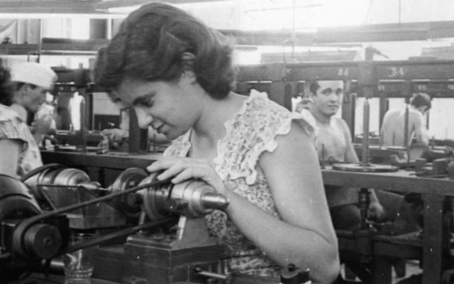 Photos de familles travaillant dans des usines de polissage de diamants, à La Havane, dans le documentaire 'Cuba’s Forgotten Jewels.' (Autorisation)