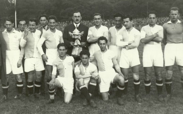 Bela Guttmann, à la droite de l'homme en costume, et le club de football de l'Hakoah Vienne avec un trophée (Autorisation)