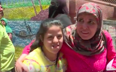 Ghada Tosson et sa fille Lojine, trisomique (Crédit : capture d'écran YouTube/AFP)