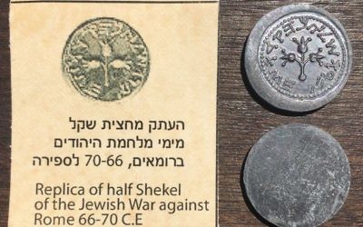 Les pièces souvenirs fabriquées au musée d'Israël, dans le département de la jeunesse, avec leurs certificats d'inauthenticité. (Crédit : Musée d'Israël)