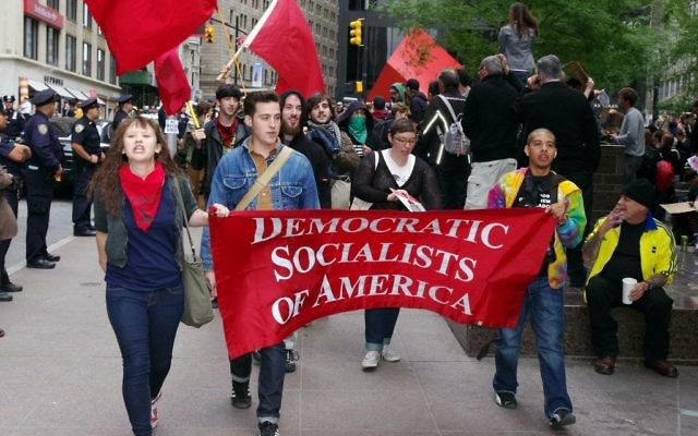Membres des Socialistes démocrates d'Amérique (Democratic Socialists of America) pendant les manifestations Occupy Wall Street à New York, en septembre 2011. (Crédit : David Shankbone/CC BY/Wikimedia Commons)