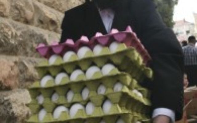Un ultra-orthodoxe porte des oeufs à Jérusalem, le 5 avril 2009 (Crédit : Matanya Tausig/Flash90)