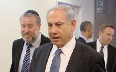 Le Premier ministre Benjamin Netanyahu, au centre, entouré d'Avichai Mandelblit, à gauche, alors secrétaire du cabinet, et d'Ari Harow, qui était son directeur de cabinet, en mars 2014. (Crédit : Danny Meron/Pool/Flash90)