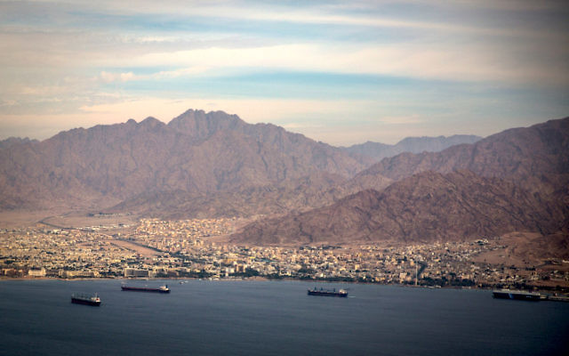 La ville du sud d'Israël d'Eilat et la ville jordanienne d'Aqaba le 18 décembre 2014 (Crédit : Hadas Parush/Flash90) La ville du sud d'Israël d'Eilat et la ville jordanienne d'Aqaba le 18 décembre 2014 (Crédit : Hadas Parush/Flash90)