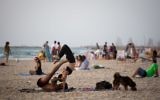 Des Israéliens profitent de la plage à Tel Aviv lors d'une vague de chaleur en Israël, le 16 mai 2016. Illustration. (Crédit : Miriam Alster/Flash90)