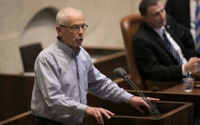 Le député Benny Begin (Likud)  lors d'un vote sur le projet de loi sur les implantations, une loi controversée qui cherche à légitimer les avant-postes illégaux de Cisjordanie, dans la Knesset le 7 décembre 2016 (Crédit : Yonatan Sindel / Flash90)