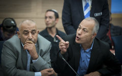 Le député de la Liste arabe unie Abdullah Abu Maaruf, à droite, pendant une commission de la Knesset, le 13 décembre 2016. (Crédit : Yonatan Sindel/Flash90)