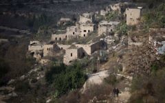 Vue de Lifta, à la périphérie de Jérusalem, le 17 décembre 2016 (Crédit : Hadas Parush/Flash90)