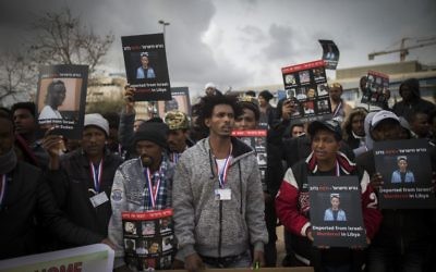 Les migrants africains se réunissent durant une manifestation aux abords de la Cour suprême de Jérusalem le 26 janvier 2017 (Crédit : Yonatan Sindel/Flash90)
