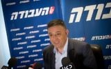 Avi Gabbay en conférence de presse, le 11 juillet 2017. (Crédit : Miriam Alster/Flash90)
