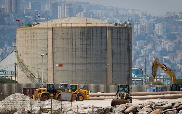 Une photo d'un réservoir d'ammoniac à Haifa, le 30 juin 2017. (Flash90)
