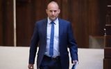 Naftali Bennett, ministre de l'Education et président du parti HaBayit HaYehudi, à la Knesset, le 26 juillet 2017. (Crédit : Hadas Parush/Flash90)