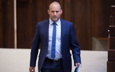 Naftali Bennett, ministre de l'Education et président du parti HaBayit HaYehudi, à la Knesset, le 26 juillet 2017. (Crédit : Hadas Parush/Flash90)
