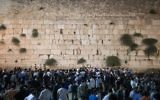 Des hommes juifs prient au mur Occidental, dans  la Vieille Ville de Jérusalem, le 31 juillet 2017 pour marquer le début de Tisha B'av. (Crédit : Yonatan Sindel/Flash90)