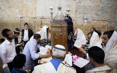 Des Juifs prient pendant la fête de Tisha BeAv au mur Occidental dans la Vieille Ville de Jérusalem, le 1er août 2017 (Crédit : Yonatan Sindel / Flash90)