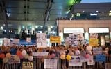 Des manifestants protestent à proximité de l'habitation du procureur général Avichai Mandelblit à Petah Tikva le 5 août 2017 (Crédit :  Tomer Neuberg/Flash90)