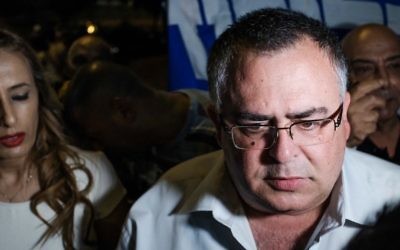 David Bitan, député du Likud et président de la coalition, pendant une manifestation de soutien au Premier ministre Benjamin Netanyahu près du domicile du procureur général Avichai Mandelblit à Petah Tikva, le 5 août 2017. (Crédit : Tomer Neuberg/Flash90)