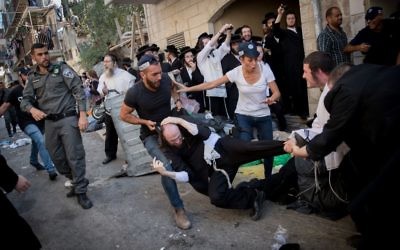 Les agents de la police israélienne s'opposent aux Juifs ultra-orthodoxes durant une opération dans un bureau d'opposants au service militaire obligatoire dans le quartier  Mea Shearim, le 8 août  2017  . (Crédit : Yonatan Sindel/Flash90)