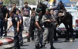 Les forces israéliennes sur les lieux d'une attaque au couteau près de la porte de Damas à Jérusalem le 12 août 2017. (Crédit : Yonatan Sindel / Flash90)
