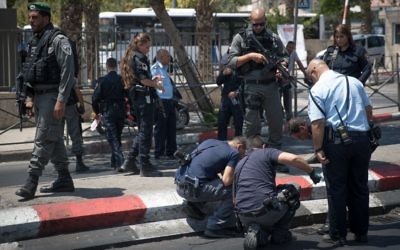 Les agents de police sur la scène d'une attaque au couteau à proximité de la porte de Damas dans la Vieille Ville de Jérusalem, le 12 août 2017 (Crédit : Yonatan Sindel/Flash90)