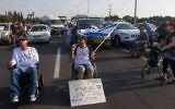 Des manifestants handicapés sur une route devant le Kibboutz Yakum, dans le centre d'Israël, le 14 août 2017. Illustration. (Crédit : Flash90)