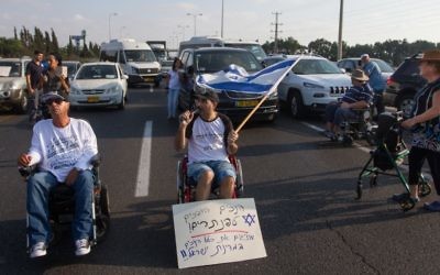 Des manifestants handicapés sur une route devant le Kibboutz Yakum, dans le centre d'Israël, le 14 août 2017. Illustration. (Crédit : Flash90)