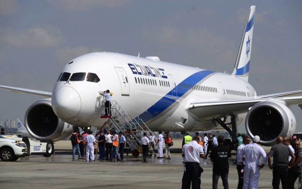 Le premier avion Dreamliner acheté par El Al à l'aéroport international Ben Gurion, le 23 août 2017. (Crédit : Tomer Neuberg/Flash90) Le premier avion Dreamliner acheté par El Al à l'aéroport international Ben Gurion, le 23 août 2017. (Crédit : Tomer Neuberg/Flash90)