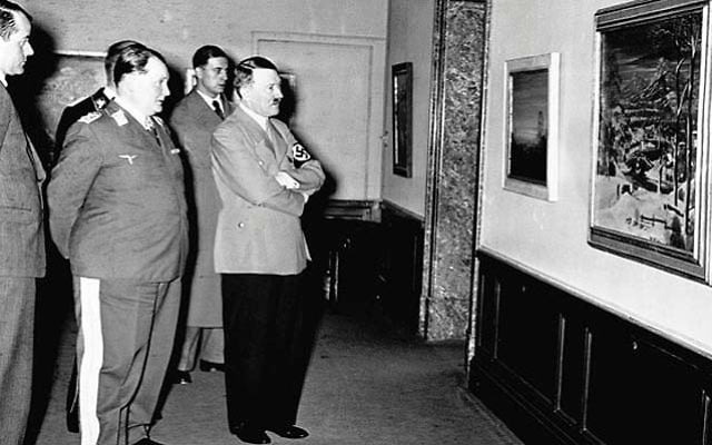 Hermann Goering et Adolph Hitler pendant une exposition sur "l'art dégénéré", en Allemagne, dans les années 1930. (Crédit : domaine public) Hermann Goering et Adolph Hitler pendant une exposition sur "l'art dégénéré", en Allemagne, dans les années 1930. (Crédit : domaine public)