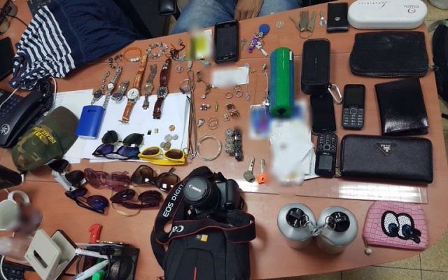 Objets volés aux participants des voyages Taglit ui séjournaient dans le kibboutz Almog, près de la mer Morte, à l'été 2017. (crédit : police israélienne)