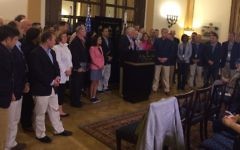 Plus de 50 représentants américains démocrates et républicains pendant une conférence de presse à Jérusalem, le 8 août 2017. (Crédit : autorisation)